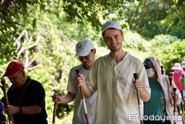 ▲達德能源舉辦「竹杖健走迎風GO」活動，由在地鄉親長輩、學童、德商等200餘人組成健行隊，從崙背中和國小起一同走過總長1.6公里的豐榮綠色隧道。（圖／記者蔡佩旻翻攝）