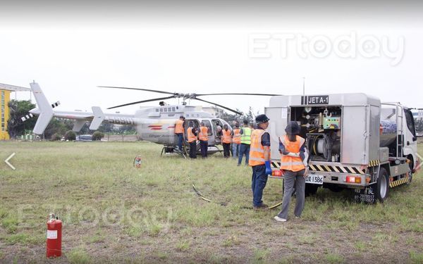 ▲▼勁捷航空場外人員在直升機油灌車前持手機。（圖／投訴民眾提供）