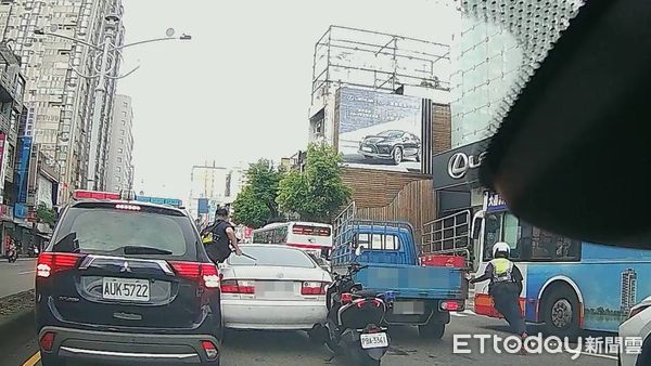 ▲桃園市張姓男子今天駕駛白色駕車、懸掛報廢車牌在桃園區中山路行駛被警方發現，示意停車受檢卻倒車衝撞警車。（圖／記者沈繼昌翻攝）