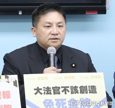 ▲▼國民黨立委吳宗憲 黃建賓等人舉行 大法官暗埋魔王關卡 比登天還難的死刑 記者會 新北被割喉被害人父親視訊。（圖／記者屠惠剛攝）