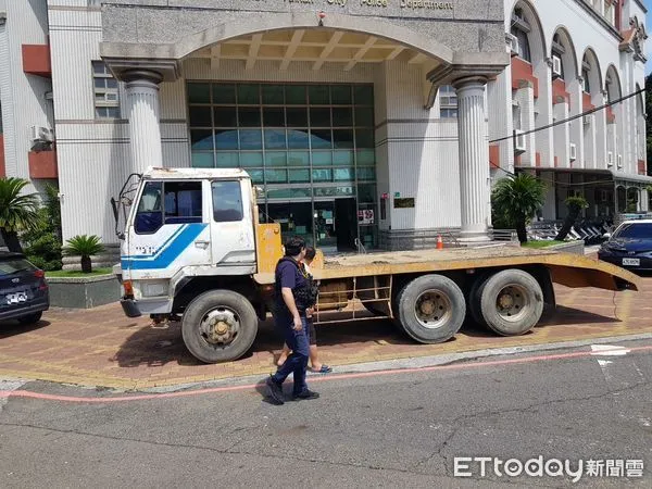 ▲學甲分局兩天內連續查獲2件懸掛他車號牌行駛的交通違規案件，各別交通違規罰鍰近14萬元的代價可謂損失慘重。 （圖／記者林東良翻攝，下同）