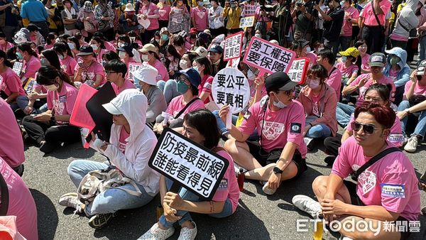 ▲▼ 不滿大同醫院經營換手！醫護衝高市府抗議　衛生局：長庚優於高醫。（圖／記者吳世龍攝）