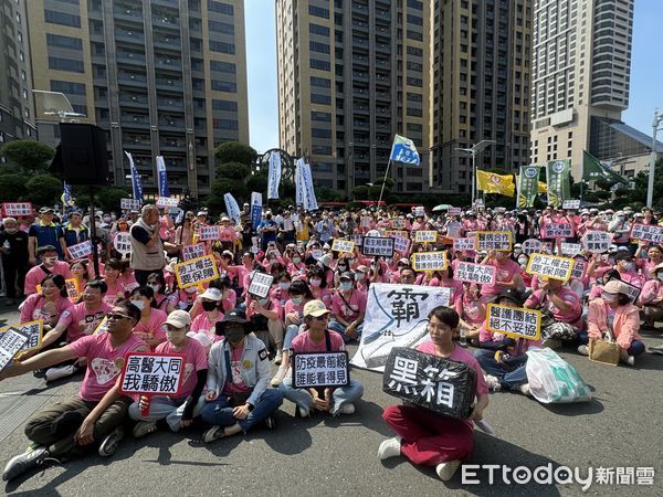 ▲▼ 不滿大同醫院經營換手！醫護衝高市府抗議　衛生局：長庚優於高醫。（圖／記者吳世龍攝）