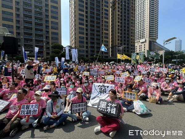 ▲▼ 不滿大同醫院經營換手！醫護衝高市府抗議　衛生局：長庚優於高醫。（圖／記者吳世龍攝）