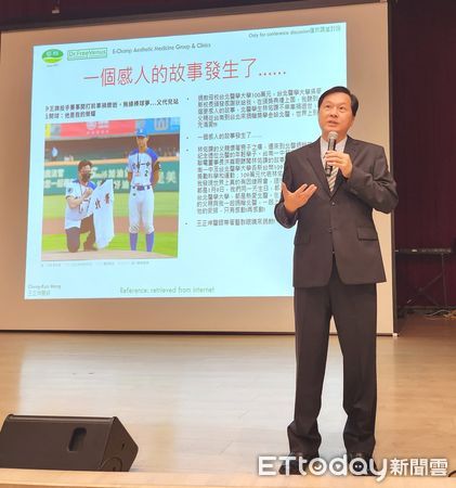 ▲藝群醫學美容集團董事長王正坤醫師，捐贈母校台北醫學大學所屬萬芳醫院100萬元，25日下午受邀回母校台北醫學大學演講。（圖／記者林東良翻攝，下同）