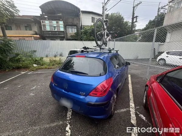 ▲陳男在車頂載運腳踏車，沒有固定好掉落國道害後車撞擊。（圖／記者楊永盛翻攝）