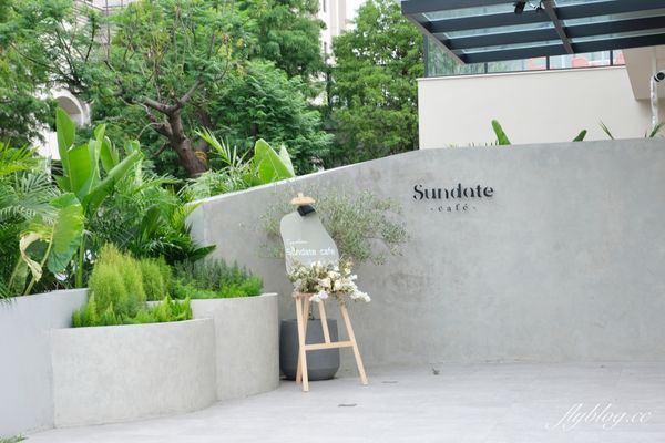 ▲▼台中南屯，Sundate cafe．七期獨棟純白落地窗建築，還有大片庭院戶外美拍。（圖／飛天璇的口袋提供）