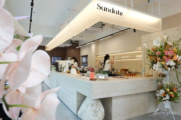 ▲▼台中南屯，Sundate cafe．七期獨棟純白落地窗建築，還有大片庭院戶外美拍。（圖／飛天璇的口袋提供）