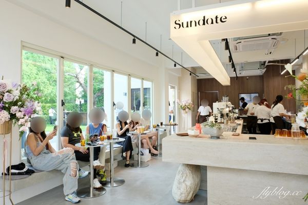 ▲▼台中南屯，Sundate cafe．七期獨棟純白落地窗建築，還有大片庭院戶外美拍。（圖／飛天璇的口袋提供）