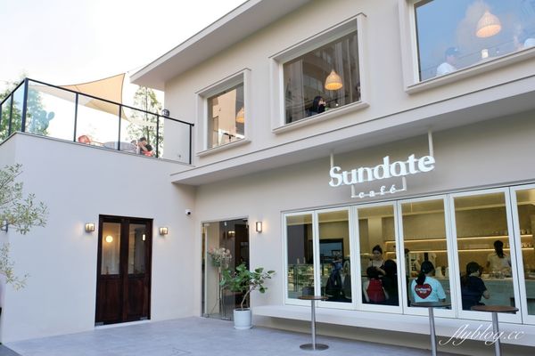 ▲▼台中南屯，Sundate cafe．七期獨棟純白落地窗建築，還有大片庭院戶外美拍。（圖／飛天璇的口袋提供）