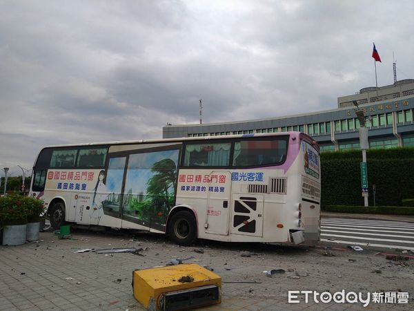 ▲▼         松山機場外客運失控    。（圖／記者黃彥傑翻攝）