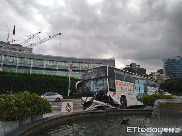 ▲▼         松山機場外客運失控    。（圖／記者黃彥傑翻攝）