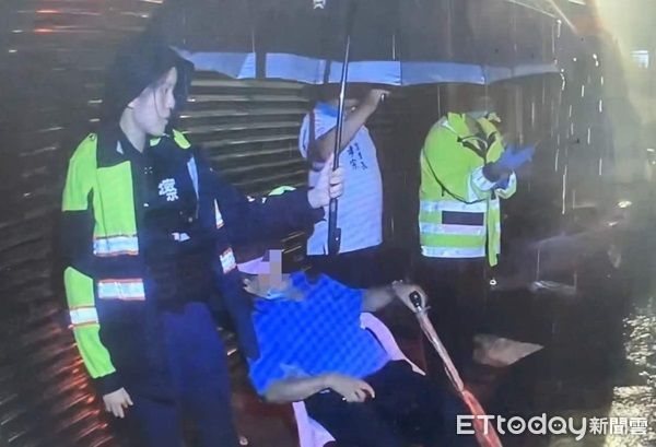 ▲黃姓男子騎車外出買晚餐，因血糖過低連人帶車摔倒，暖警救護後還幫忙撐傘不被大兩淋濕。（圖／龍潭警分局提供）