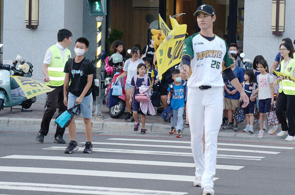 ▲台鋼雄鷹領隊劉東洋率領張喜凱、吉祥物TAKAO，擔任安全導護志工            。（圖／台鋼雄鷹提供）