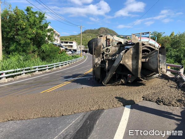 ▲水泥預拌車不慎翻覆。（圖／翻攝臉書台東大小事(113年)）