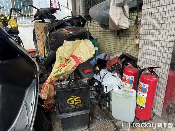 ▲▼充電釀災！高雄男住家堆滿電池「5年燒4次」　鄰居連署要他搬走。（圖／記者吳世龍攝）