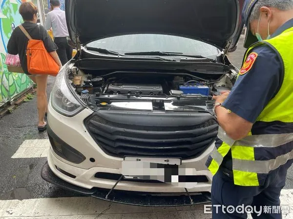 ▲▼郭男到永和探病臨停路旁，遭巡邏警員發現懸掛偽造車牌。（圖／記者陸運陞翻攝）