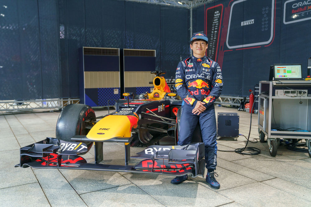 ▲日本F1車手「角田裕毅抵達台灣」！正式合體RB8冠軍V8賽車。（圖／翻攝自Red Bull）