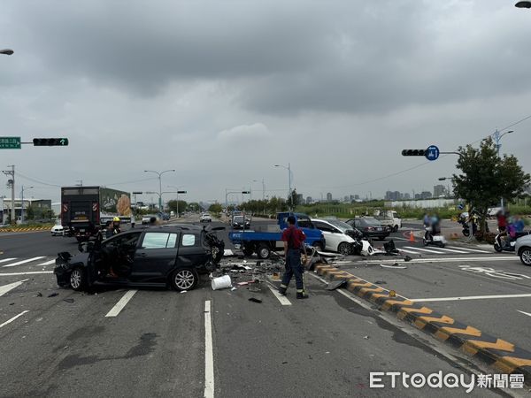 ▲台中女駕駛因不明原因追撞停等紅燈車輛，4名駕駛全受傷送醫。（圖／記者鄧木卿翻攝，下同）