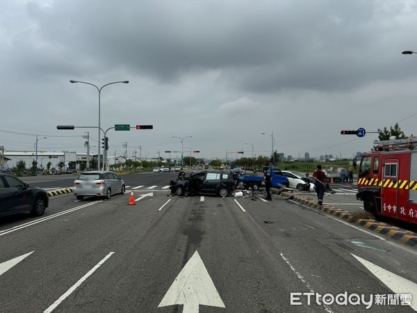 ▲台中女駕駛因不明原因追撞停等紅燈車輛，4名駕駛全受傷送醫。（圖／記者鄧木卿翻攝，下同）