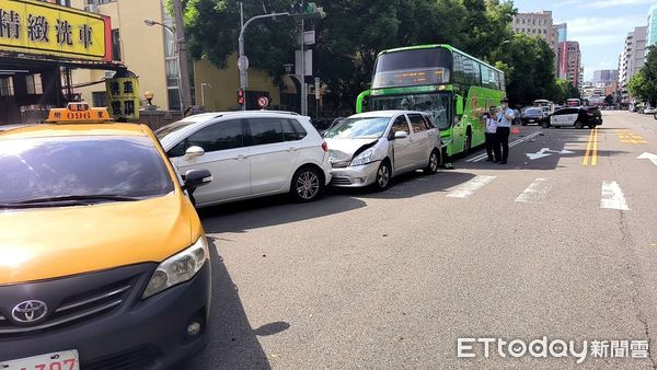 ▲▼台中再傳公車意外，統聯疑煞車不及，追撞3車造成1人受傷。（圖／民眾提供，下同）