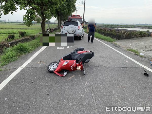 ▲嘉義縣死亡車禍，汽車碰撞機車，騎士當場失去生命跡象，經緊急送醫搶救宣告不治 。（圖／記者翁伊森翻攝，下同）