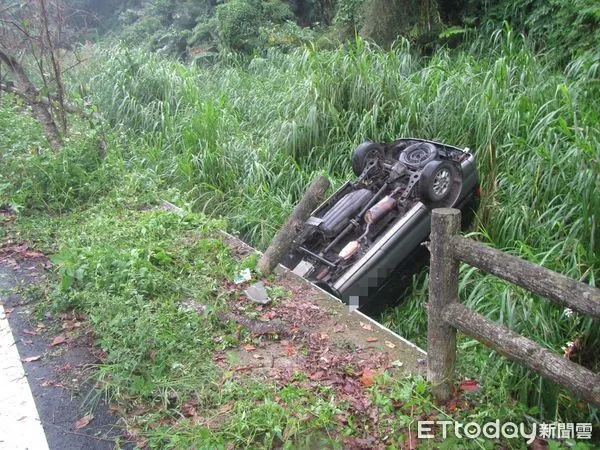 ▲▼台中女子疑恍神衝出邊坡，四輪朝天，車子削掉大半樹皮。（圖／民眾提供，下同）