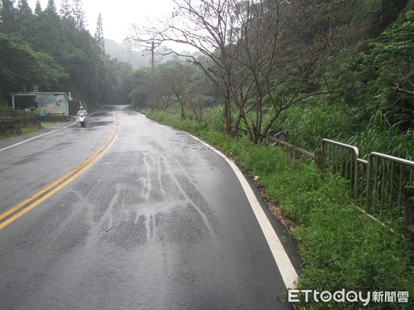 ▲▼台中女子疑恍神衝出邊坡，四輪朝天，車子削掉大半樹皮。（圖／民眾提供，下同）