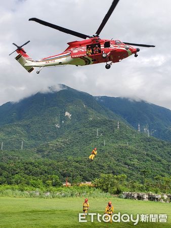 ▲▼室內講授有關救火隊員指揮手勢、直升機共勤應注意事項及山區臨時起降場開設等課程。（圖／花蓮分署提供，下同）