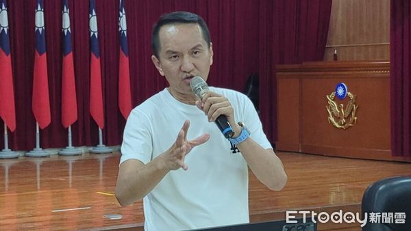 ▲愛爾麗醫美集團總裁常如山特頒發獎金慰勉有功員警,他將會繼續支持警方,串連企業、民眾一起努力全面打詐。(圖/記者林東良翻攝,下同)