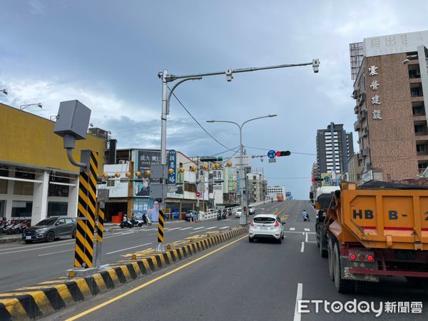 ▲台南市警局交通違規科技執法地點計48處，其中「北區中華北路與觀海橋路口」等3處開單共14792件為最。（記者林云翻攝）