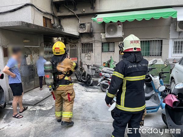 ▲▼高雄慶雲街火警燒毀4機車，老翁手持打火機呆站原地。（圖／記者吳世龍翻攝）