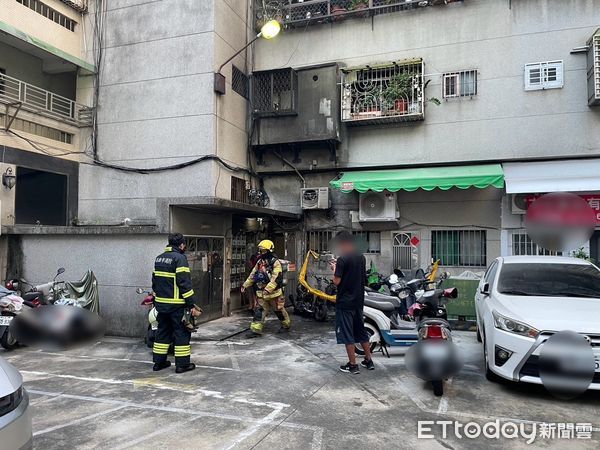 ▲▼高雄慶雲街火警燒毀4機車，老翁手持打火機呆站原地。（圖／記者吳世龍翻攝）