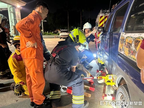 ▲台南市消防局七大隊東門中隊的義消們28日秀了一波硬實力車禍救助搶救秀，東門中隊義消團隊與警消單位合作，進行一次模擬車禍救助的實戰訓練。（圖／記者林東良翻攝，下同）