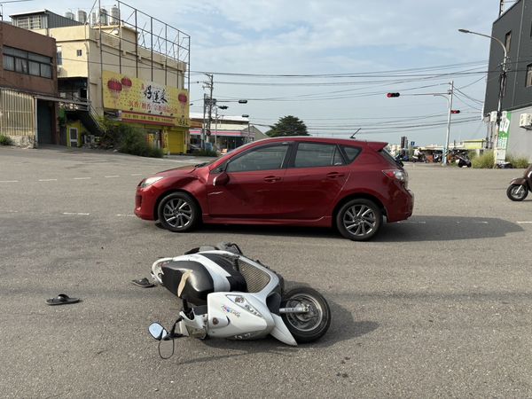 ▲彰化市男騎士交叉路口與自小客相撞。（圖／民眾提供）