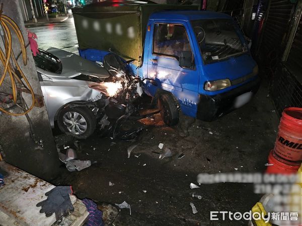 ▲▼基隆15歲國中生偷開車外出，失控自撞衝進騎樓。（圖／記者郭世賢翻攝）