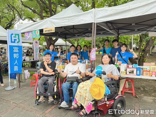 ▲富邦人壽南沅通訊處，借用安平區建平里所舉辦的市集，舉行二手商品愛心義賣，總共獲得3萬多元，全數捐給台南市脊髓損傷協會協會。（圖／記者林東良翻攝，下同）