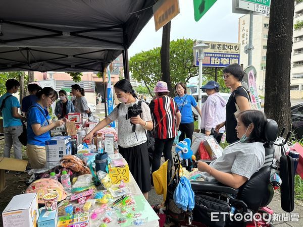 ▲富邦人壽南沅通訊處，借用安平區建平里所舉辦的市集，舉行二手商品愛心義賣，總共獲得3萬多元，全數捐給台南市脊髓損傷協會協會。（圖／記者林東良翻攝，下同）