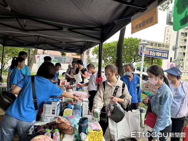 ▲富邦人壽南沅通訊處，借用安平區建平里所舉辦的市集，舉行二手商品愛心義賣，總共獲得3萬多元，全數捐給台南市脊髓損傷協會協會。（圖／記者林東良翻攝，下同）