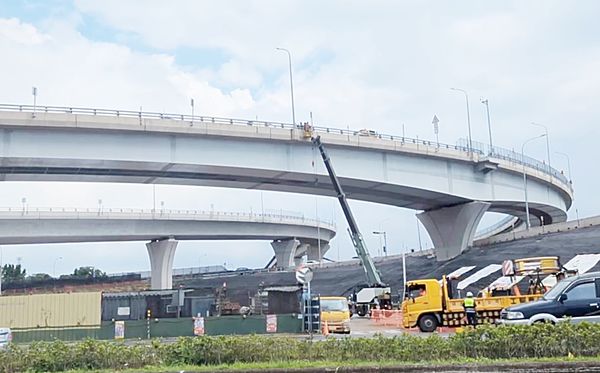 ▲國道3號桃園大溪北上匝道外側車道，今天上午9時許有男子坐在護欄上，雙腳懸空意圖輕生，國道六隊通知協力廠商到場救援。（圖／國道六隊提供）