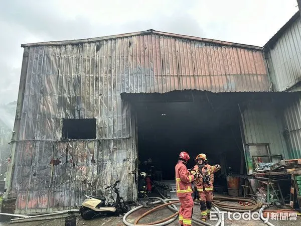 ▲▼新店建業路鐵皮屋工廠起火，燃燒面積約10平方公尺。（圖／記者陸運陞翻攝）