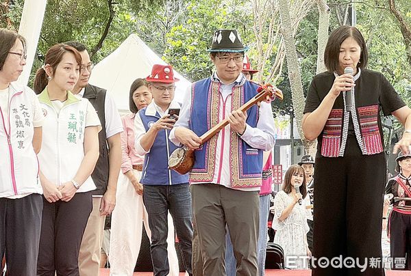 ▲2024平鎮藝術季老街溪伯公音樂節今天下午在新勢公園舉行，市府秘書長溫代欣穿起雲南傳統服飾，舉起雲南打歌樂曲即興學跳起打歌舞。（圖／記者沈繼昌攝）