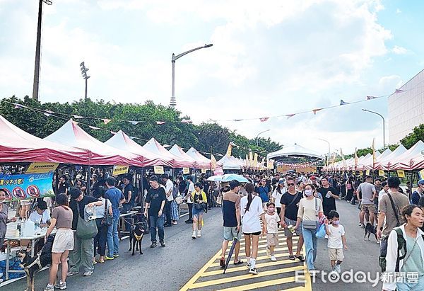 ▲「113年桃園市寵物嘉年華」今天下午在桃園樂天棒球場旁舉行，現場湧入大批汪喵家族成員與寵物到場。（圖／記者沈繼昌翻攝）