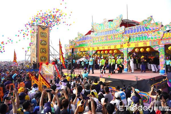 ▲東港東隆宮「甲辰正科迎王平安祭典」今(28)日在鎮海公園進行請王駕「請水」儀式            。（圖／屏東縣政府提供）