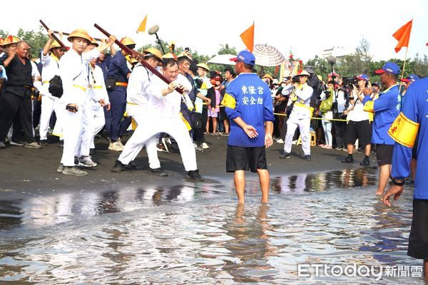 ▲東港東隆宮「甲辰正科迎王平安祭典」今(28)日在鎮海公園進行請王駕「請水」儀式            。（圖／屏東縣政府提供）