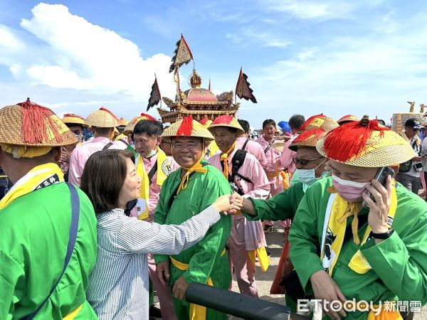 ▲東港東隆宮「甲辰正科迎王平安祭典」今(28)日在鎮海公園進行請王駕「請水」儀式            。（圖／屏東縣政府提供）