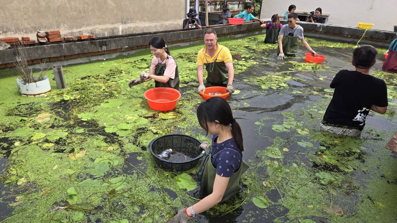 ▲▼信義房屋ESG活動。信義房屋社區一家透過小旅行，帶領民眾體驗高雄美濃水雉復育工作站的社造努力與成果（圖／信義房屋提供）