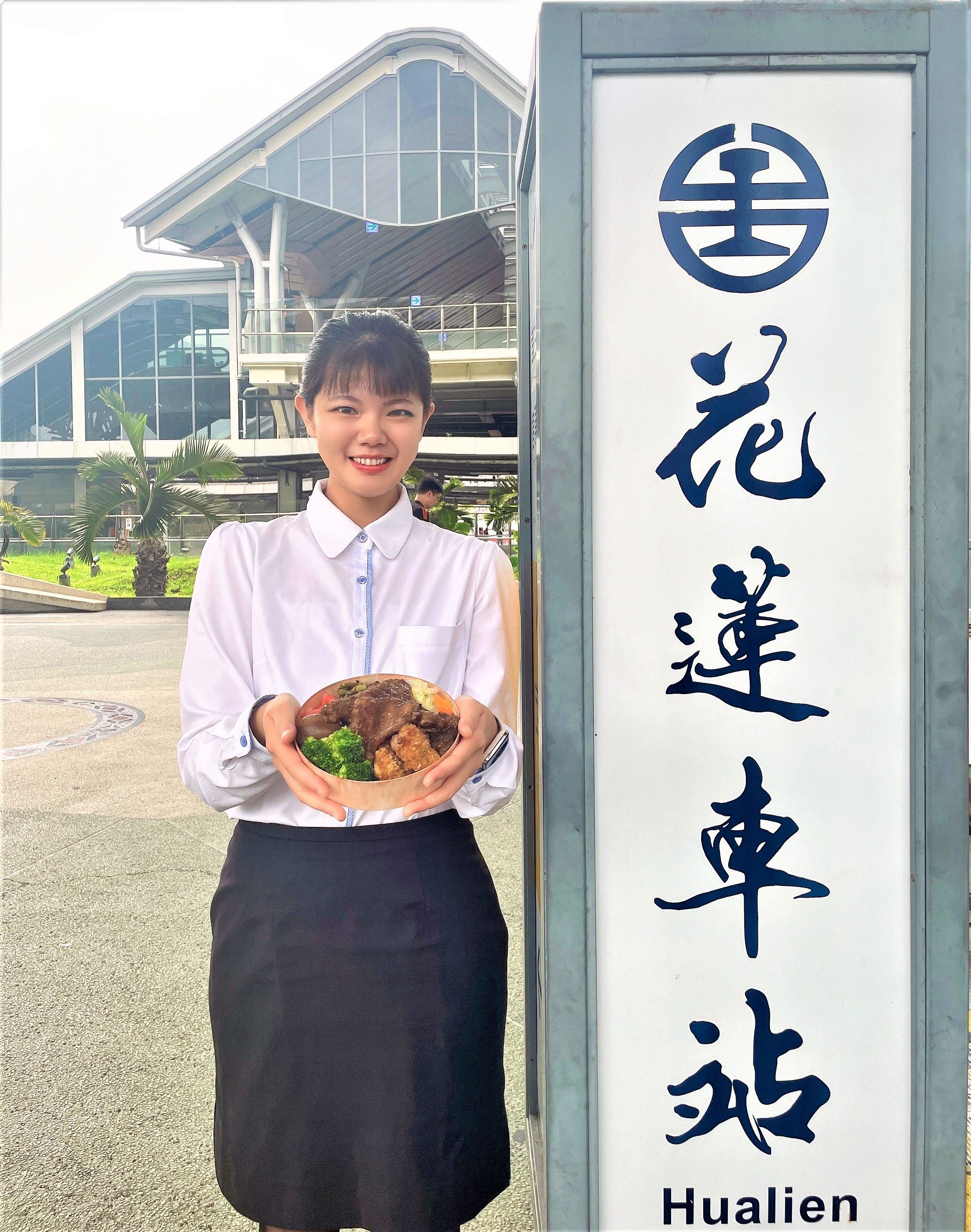 ▲▼慶祝總統花車開放，台鐵公司推出2款限量玻璃杯、火車大菜便當。（圖／台鐵公司提供）