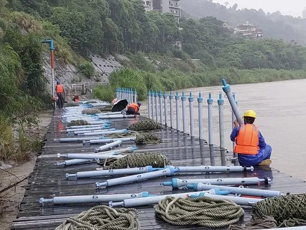 ▲▼高灘處於9月28日提早撤離碧潭上游的浮筒橋。（圖／新北市政府提供）