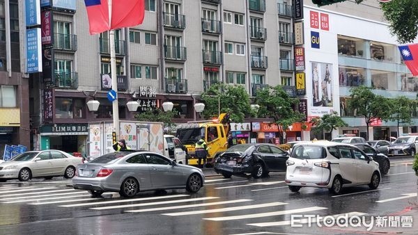 ▲▼台北市大安區忠孝東路四段，貨車與多元計程車發生車禍             。（圖／記者黃彥傑攝）